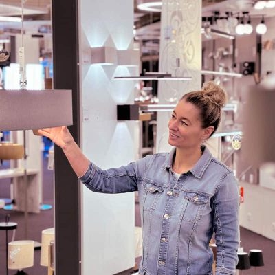 Kundin bei der Auswahl moderner Leuchten im Beleuchtungsfachgeschäft Boer Lampen in Coesfeld. Perfekte Kombination aus persönlicher Beratung und innovativen Lichtkonzepten für eine stimmungsvolle Lichtplanung.