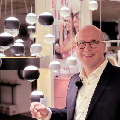 Michael Denne, Experte für Lichtplanung präsentiert innovative Leuchten im Beleuchtungsfachgeschäft Boer Lampen in Coesfeld. Individuelle Beratung für moderne Lichtkonzepte, die Stil und Funktionalität vereinen.