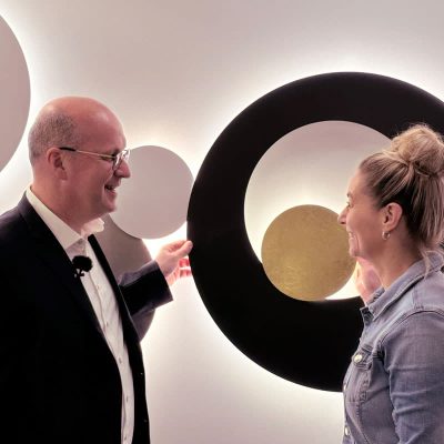 Individuelle Lichtplanung in Coesfeld: Experte Michael Denne von Boer Lampen und Kundin im Dialog über innovative Leuchten und stilvolle Lichtkonzepte. Perfekt abgestimmt auf persönliche Bedürfnisse und modernes Design.
