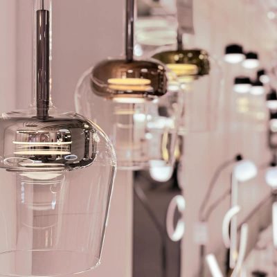 Detailaufnahme moderner Designer-Leuchten bei Boer Lampen in Coesfeld. Hochwertige Materialien und innovatives Lichtdesign für anspruchsvolle Lichtkonzepte und individuelle Lichtplanung.