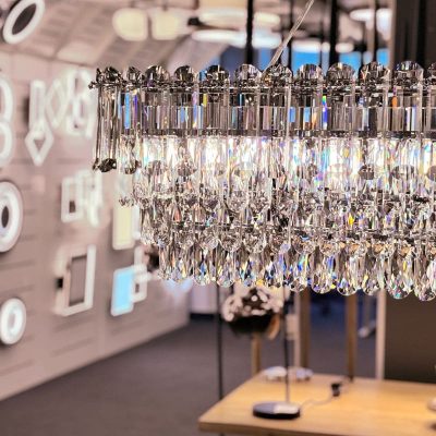Eleganter Kristallleuchter als Highlight moderner Lichtkonzepte im Beleuchtungsfachgeschäft in Coesfeld. Perfekte Symbiose aus exklusivem Design und professioneller Lichtplanung.